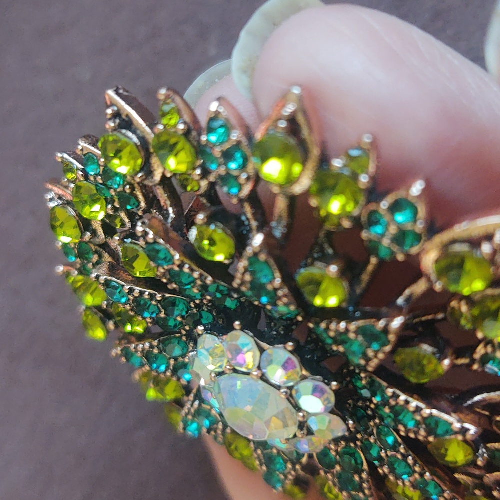 Elegant Green and Blue Crystal Brooch - Picture 2 of 3